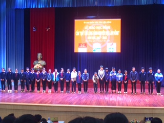 Bà Đàm Thị Kinh trao học bổng cho các em học sinh các trường ở Đà Lạt